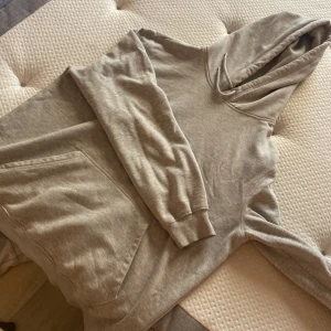 Hoodie  - Grå hoodie i lite oversize stuk och ficka på magen 😊 fint skick. Storlek M skulle även passa L. Köparen står för frakten skicka meddelande om du vill ha fler saker, så du inte behöver betalar massa frakt 😊