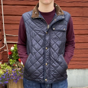 Ralph lauren väst - Ralph lauren väst. Skick 10/10. Storlek M. Killen på bilden är 182 och 77kg.