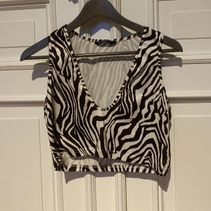 Randig topp - En perfekt lätt topp till en utekväll! Toppen kommer ifrån SHEIN och är i storlek L