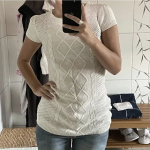 Tröja - Vit stickat t-shirt 🎀 passar som en XS/S 💖(säljer samma i svart)