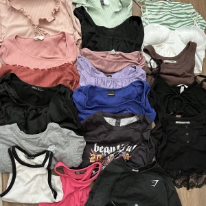 Toppar  - Allt från långärmade - linnen.  Ser du något du vill ha mer bilder på skriv privat. Storlekarna på kläderna är allt från Xs-M. Pris o mer info tas också privat 