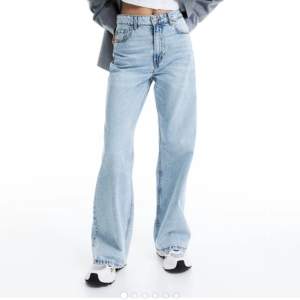 Hej! Jag säljer ett par ljusblå Wide high jeans från H&M i storlek 34. Byxorna är använda och har endast en liten skada längst ner, men den syns knappt. Ordinarie pris är 299 kr, men jag säljer dem för 150 kr på grund av att de har blivit för små. 