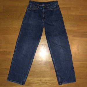 Big skate jeans - Säljer ett par Sweet Sktbs Big Skate jeans i storlek xxs. De är dock väldigt stora i storleken och passar även xs och s. Är köpta på Junkyard för 700 och är använda några gånger men väldigt bra skick. Pm för funderingar👍