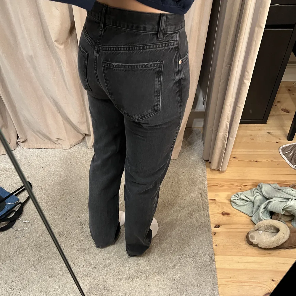 Ginatricot jeans, lowwaist straight. Stl 36 men endast testade eftersom jag ångrade storleken. Nypris 500kr. Jeans & Byxor.
