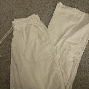 Linnebyxor - Aldrig använda! Vita lågmidjade linnebyxor från amazon, om dom hade passat mig hade dom vart väldigt snygga! Pris kan diskuteras!🤍