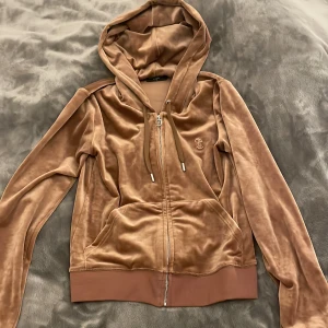 Juicy couture set  - Säljer mitt nya juicy couture set i storlek S. Säljs pga att de inte kommer till använding. Hela settet säljs för 1500kr 🫶
