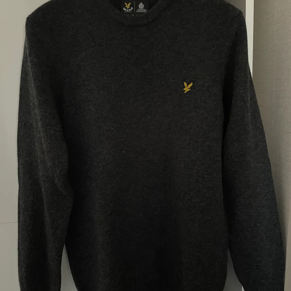 Äkta Lyle scott stickad sweatshirt  Skick 9/10  Storlek: s  . Tröjor & Koftor.