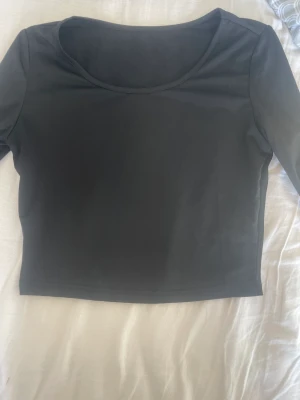 Svart långarmad tröja - Jätte fin tröja från shein armarna är utsvängda, aldrig använd väldigt bra skick