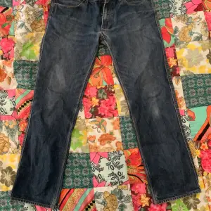 Ett par schyssta byxor av Acne Jeans. Skicket är så gott som nytt då de nästan aldrig har använts. Enligt mina mått är bredden av midjan 40cm och längden cirka 97cm. 