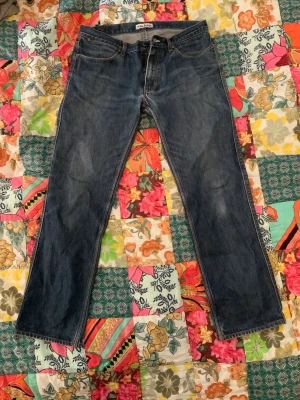 Acne Jeans - Ett par schyssta byxor av Acne Jeans. Skicket är så gott som nytt då de nästan aldrig har använts. Enligt mina mått är bredden av midjan 40cm och längden cirka 97cm. 