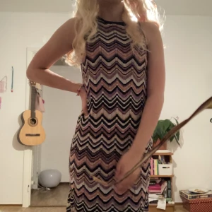 Mönstrad klänning🩵 - Färgglad mönstrad klänning i bra skick. Randig ish💜