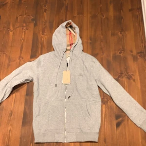 Burberry zip up hoodie  - Hej säljer en helt ny Burberry zip up då den inte passade mig själv. Tags tillkommer och även påse. 
