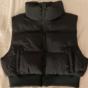 Väst - Super fin bäst i nyskick. Använd ett par gånger men inga märken eller tecken på defekter. Västen går lite under naveln. Kan tänka mig att gå ner i pris💕