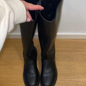 Superfina boots i storlek 40 från bershka 🫶🏽 passar mig som har storlek 38/39 