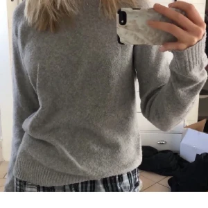 grå stickad! - Säljer min supersnygga gråa stickade från Vero Moda, använd 1 gång alltså i nyskick och säljer pga att grå inte riktigt är min färg, storlek M men skulle säga att den passar xs-m❤️har ni fler frågor är det bara att höra av sig❤️