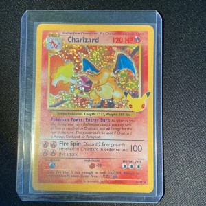 Charizard celebrations - 10/10 kvalite charizard från celebrations. Slevee och toploader medföljer