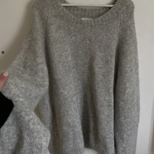 Grå stickad tröja från LeGer - Grå oversized stickad tröja från LeGer. Är i storlek M men är ganska stor i storleken. Snygg till kjol och höga boots nu i höst! Nypris 825 kr. Säljer för 550 kr exklusive frakten som tillkommer.