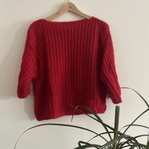 Stickad topp  - Fin röd färg. Trendigt plagg. 