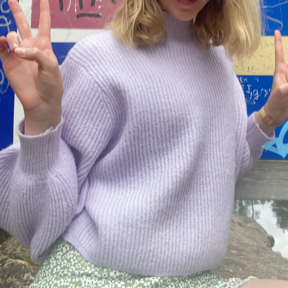 Stickad lila tröja från Gina Tricot med vänster axel öppen och lite puffiga armar! Använd och lite nopprig! 💜. Stickat.