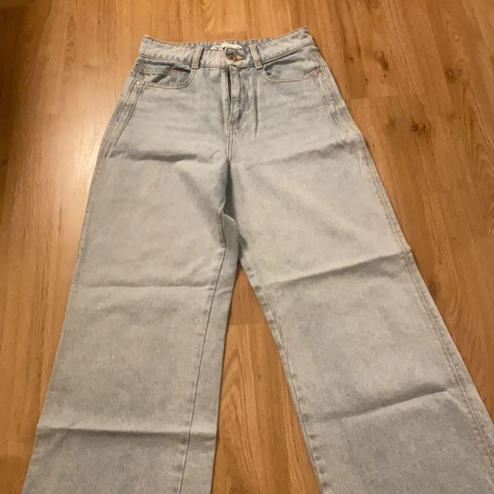 Blåa bredbenta (high waist) jeans, ifrån Zara. Köptes förra året och använda ett par gånger. Säljer då dem inte kommer till användning längre. Nypris: 599kr. Jeans & Byxor.
