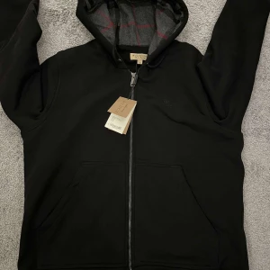 Burberry kofta  - Storlek M, aldrig använd förutom testad 2 gånger. För liten för mig därför säljer jag den kan även tänka mig byta mot något.