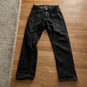 Feta loose vailent jeans i topp skick, använda fåtal gånger. Pris 200kr, pris är diskuterbart.