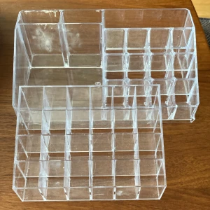 Sminkställ - Kommer tvötta dom innan!! Väldigt fina och inte så mycket använda, priset kan diskuteras privat. Kan skicka mer bilder, fint skick!  Bild 2: köpt för 60kr, mitt pris:25kr  Bild 3: köpt för 40kr, mitt pris:17kr