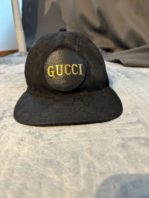Gucci keps - Väldigt fin och sälsynt keps köpt för 1.5 år sedan i Danmark. Välvårdad, skick 9/10  Storlek L