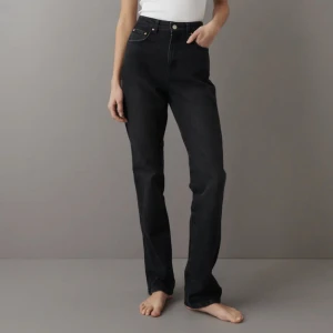 High straight jeans - Säljer dessa i storlek 34.