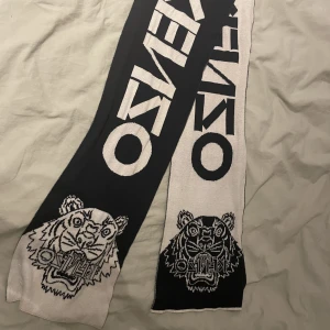 Kenzo 2tone scarf  - Kenzo 2tone scarf, felfri, väldigt snygg.