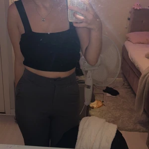 Gråa kostymbyxor  - Säljer mina gråa kostymbyxor ifrån Madlady då dom är för små för mig dom är knappt använda och är 170cm och dom är ner till marken på mig