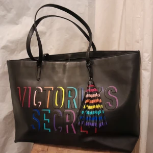 Victoria's secret totebag - Görsnyg färgglad handväska från VS. Sparsamt använd