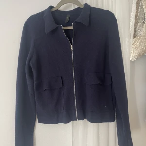 Stickad zip - Perfekt som kofta även over skirt då den är lite tjockare, super skön. Från märket Y.A.S  storlek M