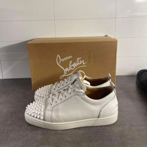 Louboutin  - Ett par Louboutin (white) skor i storlek 42,5 men passar 43/43,5. Dom är i 8/10 skick. Kommer med Christian Louboutin replacement box. Hör av er vid frågor
