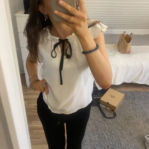 Blus - Vit blus med svart band, gossip girl vibe 💖💅fin till både kjol och byxor o lätt att styla, funderar på att sälja, märker är Y.A.S och storleken är XS men sitter som en S typ 😋