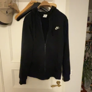 Nike zip hoodie - Säljer nu min Nike zip tröja då den blivit förliten. Priset är inte hugget i sten och tveka inte att skriva ifall några frågor skulle uppstå.