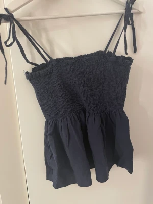 SHEIN topp - En topp från SHEIN som aldrig är använd. Säljer pågrund av att den aldrig kommer till användning💓💓💗