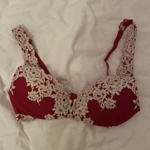 Intimissimi bh - Intimissimi push up bh med blommor på. Bra skick, inga defekter, lappen är bortklippt. Tror nypris är 500.
