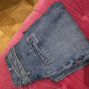 Jeans med knytning från H&M, använda endast en gång och därför nyskick. Storlek XS/34
