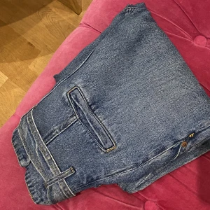 Jeans med knytning - Jeans med knytning från H&M, använda endast en gång och därför nyskick. Storlek XS/34