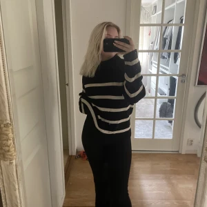 Randig stickad tröja  - Säljer denna stickade tröjan som är använt väldigt sparsamt. 