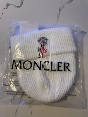 Moncler mössa - Äkta moncler mössa, de passa inte mig så de är drf jag säljer billigare!