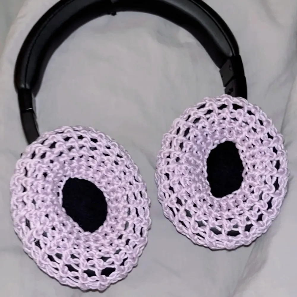 Light purple crochet headphone covers🤍 a comfortable and cute detail for your crusty headphones, or for crust prevention🫶🏼 size fits all. Accessoarer.