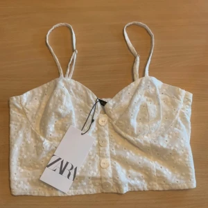 Söt NY topp Zara - Jättesöt vit lite blom-mönstrad topp. Aldrig använd med prislappen kvar. Säkert jättesöt under en kofta eller bara för sig.💗
