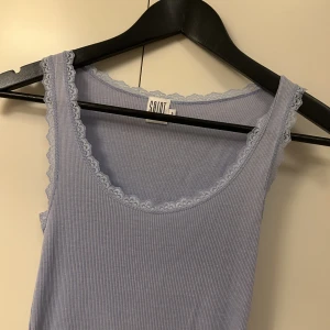 Ljusblå söt topp 😍  - Jättesöt och köpt secondhand 💗dock i väldigt bra skick 
