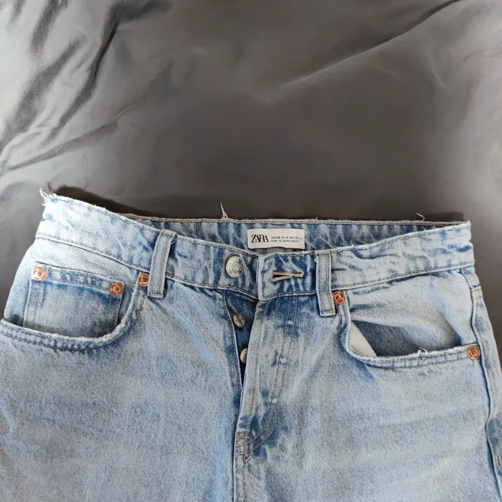 Blå raka jeans med ett hål på ena knäet. Använt ett få tal gånger men är i ett väldigt bra skick . Jeans & Byxor.