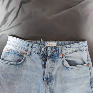 Blå raka jeans med ett hål på ena knäet. Använt ett få tal gånger men är i ett väldigt bra skick 