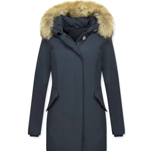 vinter jacka - säljer nu denna vinterjacka ifrån mintoo. jackan köptes förra vintern för 3000kr. den är använd under en vinter men inga skador på den eller hål. 