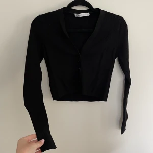 Långärmad kort tröja - En kort tröja med knäppning framtill från zara. Aldrig använd, bara provad hemma!