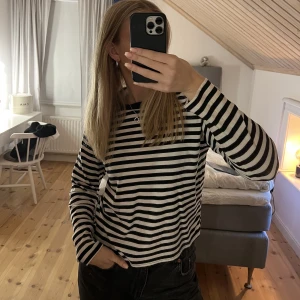 Randig tröja  - Svart och vit randig tröja från Monki 🤍har två tröjor till i samma modell i andra färger och andra storlekar🤍🤍